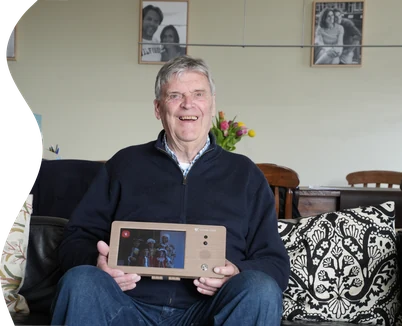 Cliënt met een Genus-scherm op schoot