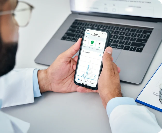 Zorgprofessional bekijkt leefpatroonmonitoring