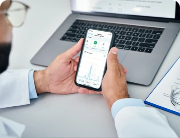 Zorgprofessional bekijkt leefpatroonmonitoring