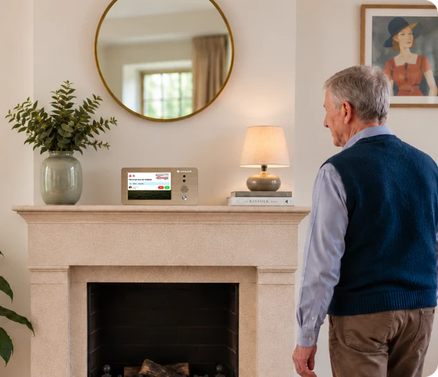 Cliënt loopt langs het Genus-scherm in de woonkamer